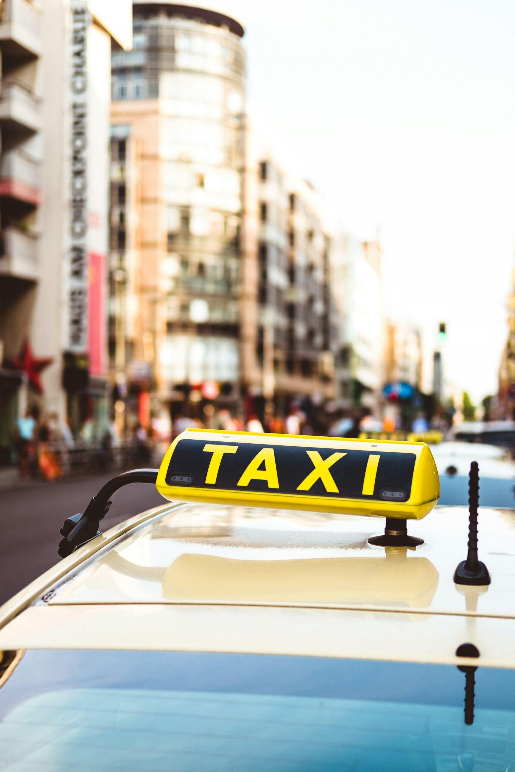 Gelbes Taxi-Schild auf einer Berliner Strasse als Symbolbild fuer Taxi-Konzessionen