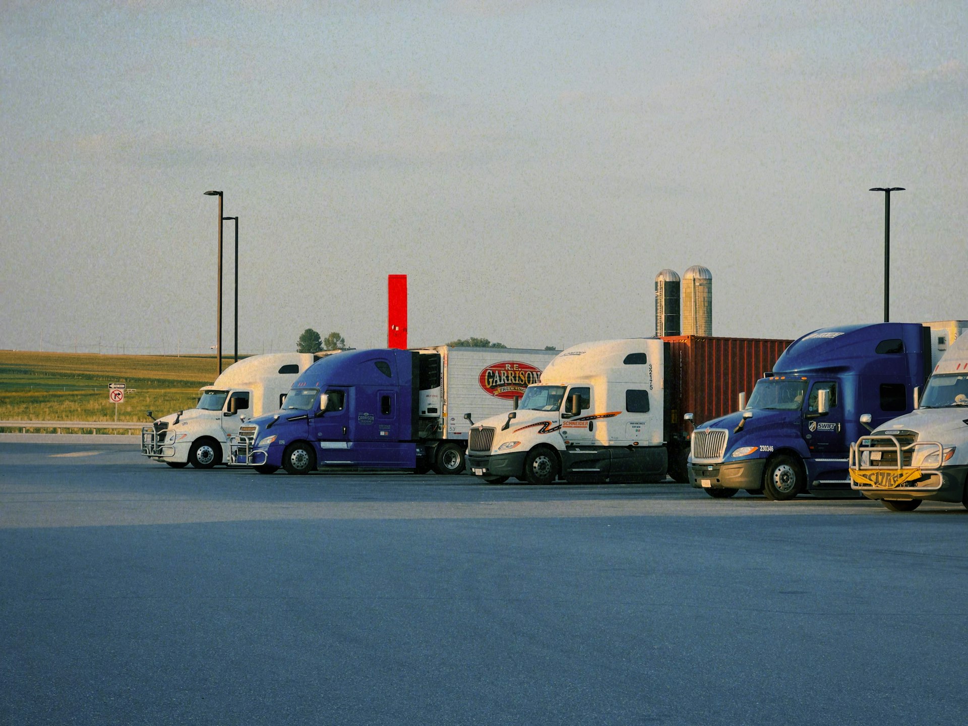 Reihe geparkter LKW als Bild fuer Fuhrpark- und Telematik-Management